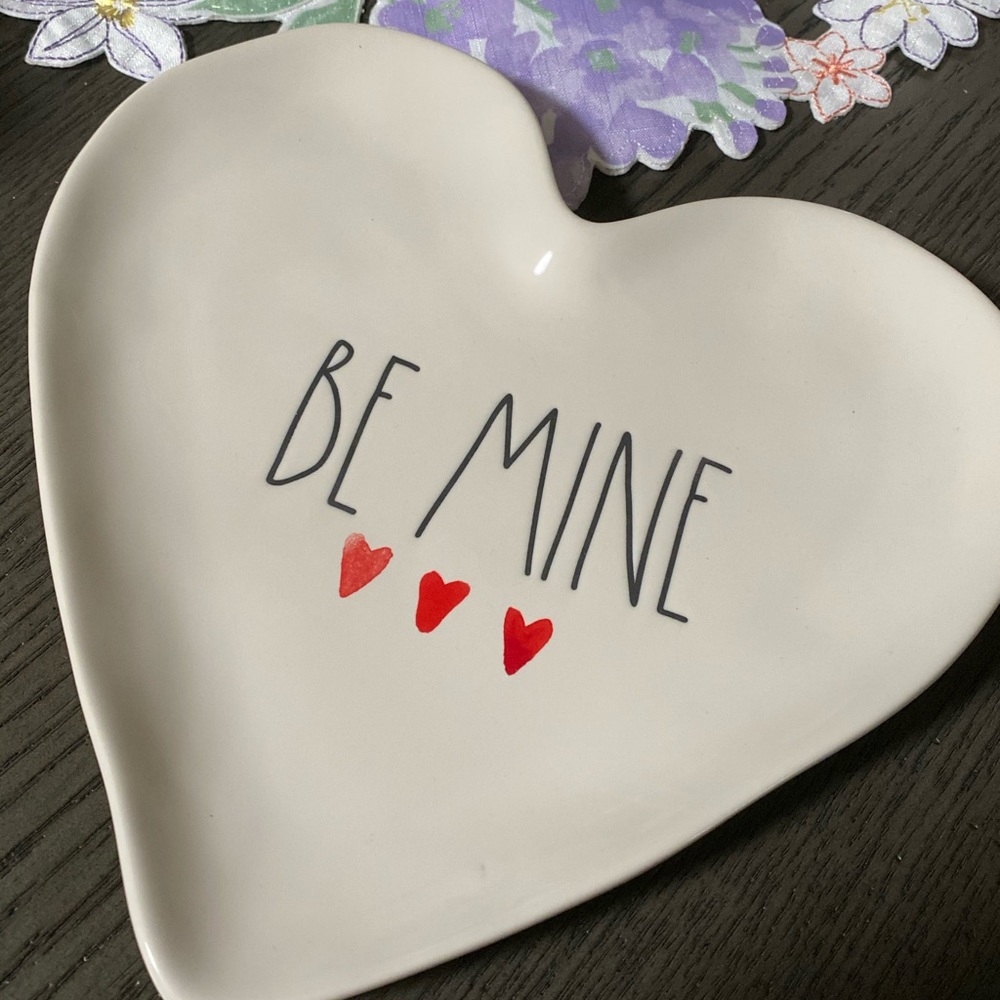 Rae Dunn Be Mine plate♥️